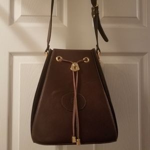 DOES ANYONE KNOW ANYTHING ABOUT THIS TOTE